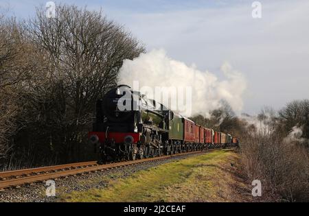 46100 fahren am 1.3.22 mit einem FXP durch Grate auf der East Lancs Railway. Stockfoto