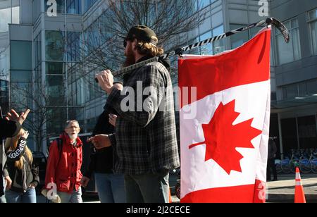 Eine Menschenmenge protestiert mit kanadischen Flaggen und Slogans in der Innenstadt von Vancouver, British Columbia, Kanada Stockfoto