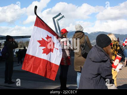 Eine Menschenmenge protestiert mit kanadischen Flaggen und Slogans in der Innenstadt von Vancouver, British Columbia, Kanada Stockfoto