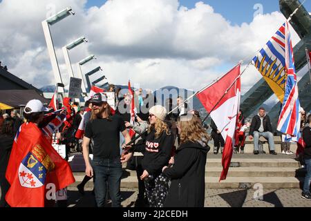 Eine Menschenmenge protestiert mit kanadischen Flaggen und Slogans in der Innenstadt von Vancouver, British Columbia, Kanada Stockfoto