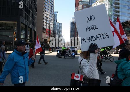 Eine Menschenmenge protestiert mit kanadischen Flaggen und Slogans in der Innenstadt von Vancouver, British Columbia, Kanada Stockfoto