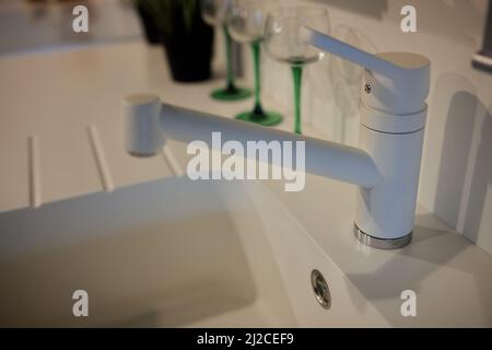 Küchenmischer. Wasserhahn aus Chrom-Material Stockfoto