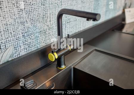 Küchenmischer. Wasserhahn aus Chrom-Material Stockfoto