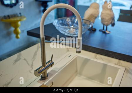 Küchenmischer. Wasserhahn aus Chrom-Material Stockfoto