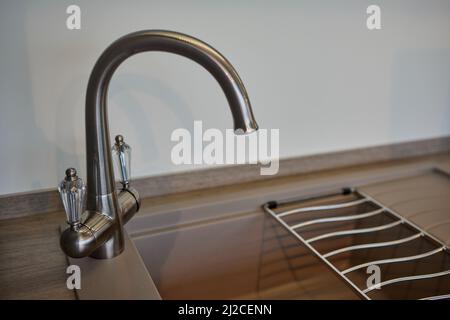 Küchenmischer. Wasserhahn aus Chrom-Material Stockfoto
