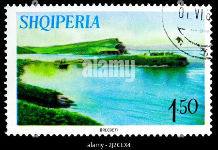 MOSKAU, RUSSLAND - 13. MÄRZ 2022: Briefmarke gedruckt in Albanien zeigt Ali Pasha Festung in Himara, schöne Albanien Serie, um 1965 Stockfoto