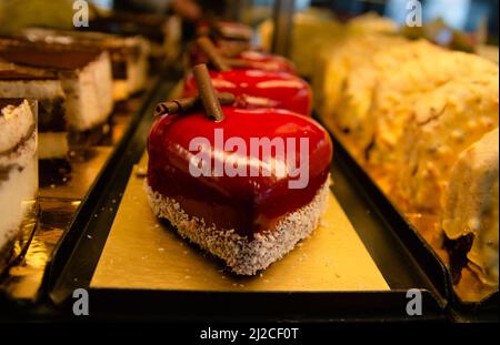Herzförmige Schokolade und Obstkuchen Stockfoto