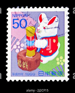 MOSKAU, RUSSLAND - 13. MÄRZ 2022: In Japan gedruckte Briefmarke zeigt Neujahrs-Kaninchenspielzeug, Grüße 1999 - Jahr der Rabbit-Serie, um 1998 Stockfoto