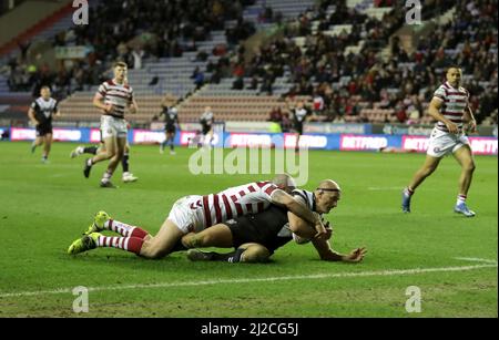 Danny Houghton von Hull FC taucht ein, um beim Betfred Super League-Spiel im DW Stadium, Wigan, seinen zweiten Versuch zu machen. Bilddatum: Donnerstag, 31. März 2022. Stockfoto