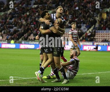 Danny Houghton von Hull FC feiert den zweiten Versuch seiner Mannschaft während des Matches der Betfred Super League im DW Stadium, Wigan. Bilddatum: Donnerstag, 31. März 2022. Stockfoto