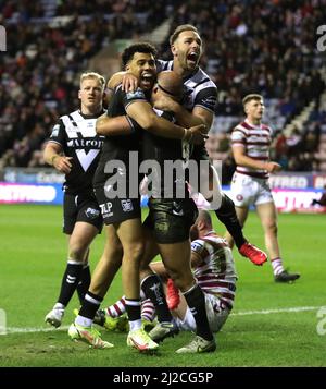 Danny Houghton von Hull FC feiert den zweiten Versuch seiner Mannschaft während des Matches der Betfred Super League im DW Stadium, Wigan. Bilddatum: Donnerstag, 31. März 2022. Stockfoto