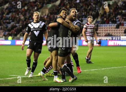 Danny Houghton von Hull FC feiert den zweiten Versuch seiner Mannschaft während des Matches der Betfred Super League im DW Stadium, Wigan. Bilddatum: Donnerstag, 31. März 2022. Stockfoto