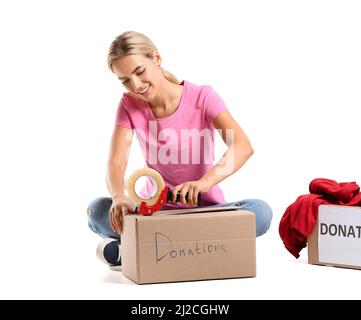 Schöne Frau Verpackung Box mit Spenden auf weißem Hintergrund Stockfoto