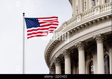 Washington, DC, USA. 31. März 2022. 31. März 2022 - Washington, DC, USA: Amerikanische Flagge über dem US-Kapitol. (Bild: © Michael Brochstein/ZUMA Press Wire) Stockfoto