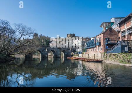 Farbenfrohe Szenen auf dem Fluss tragen Durham, in Richtung Elves Bridge und entferntes UNESCO-Weltkulturerbe von Durham Castle und Kathedrale Stockfoto