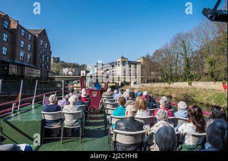 Farbenfrohe Szenen auf dem Fluss Tragen Sie sich bei einer Gruppe von Senioren auf einer Flussbootsfahrt in der historischen Stadt Durham ein Stockfoto