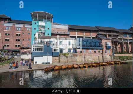 Farbenfrohe Szenen auf dem River Wear in der historischen Stadt Durham Stockfoto