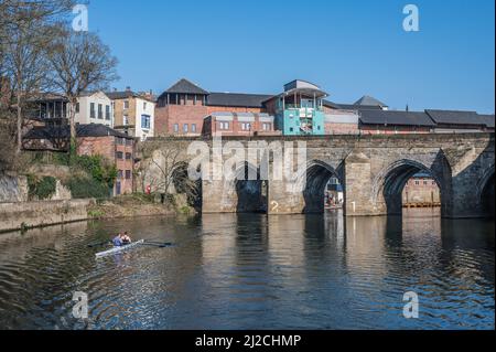 Farbenfrohe Szenen auf dem River Wear in der historischen Stadt Durham, die hier mit Blick auf die Elves Bridge gezeigt werden Stockfoto