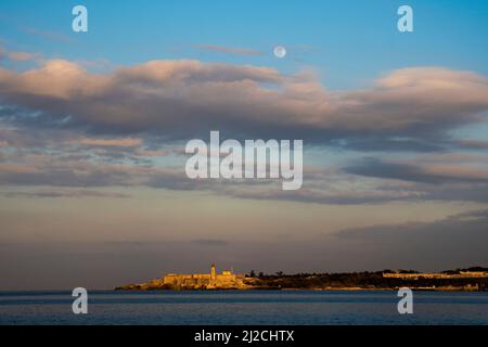 Superblutwolfmond-Sonnenuntergang über dem Malakon-Meer am 2019. Januar in Havanna, Kuba. Stockfoto