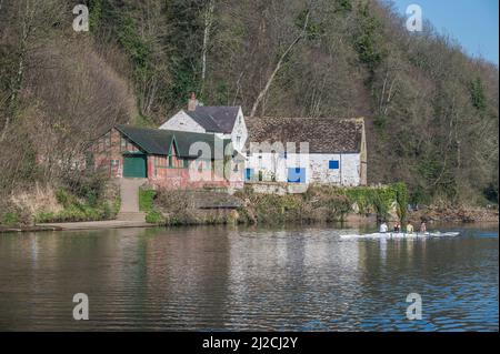 Farbenfrohe Szenen auf dem River Wear in der historischen Stadt Durham, die hier mit Blick auf das Bootshaus der Durham Boys School gezeigt werden Stockfoto