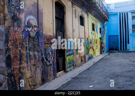 Schöne und verschiedene künstlerische Wandmalereien auf einer Straße in Havanna, Kuba. Stockfoto