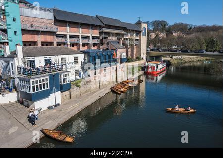 Farbenfrohe Szenen auf dem River Wear in der historischen Stadt Durham Stockfoto