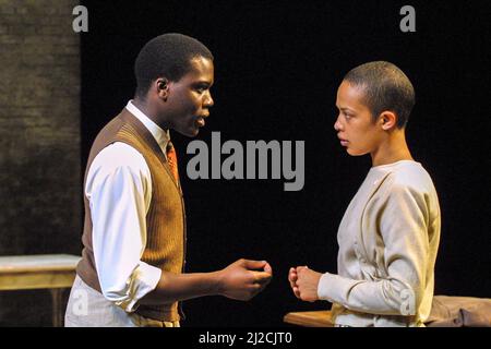 Ofo Uhiara (Joseph Asagai), Kananu Kirimi (Beneatha Younger) in Einer ROSINE IN DER SONNE von Lorraine Hansberry im Young Vic Theatre, London SE1 04/06/2001 Design: Francis O’Connor Beleuchtung: Tim Mitchell Regie: David Lan Stockfoto