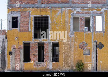 Fassade eines verlassenen Gebäudes. San Miguel de Allende, Guanajuato, Mexiko Stockfoto