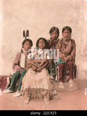 Gruppenportrait von vier Ute-Kindern, 1899. Fotografie von Charles A. Nast (1856 - 1931). Stockfoto