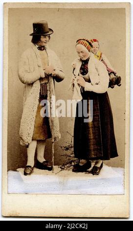 Koloriertes Foto einer Frau, die ein Baby auf dem Rücken trägt, und eines Mannes in traditioneller schwedischer Tracht, Dalarna, Schweden, um 1870. Fotografie von Eurenius & Quist. Stockfoto