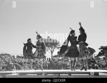 Tanzen zur Musik der Dudelsäcke bei den Highland Games, eine Fortsetzung traditioneller Clanspiele aus dem schottischen Hochland aus dem 19. Jahrhundert um: 1934 Stockfoto