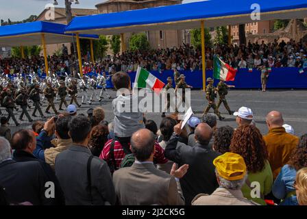 Roma, Italia 02/06/2006: parata per la Festa della Repubblica - Parade im Fori Imperiali am 2. Juni 2014 im Rahmen der Feierlichkeiten zum Tag der Italienischen Republik. ©Andrea Sabbadini Stockfoto