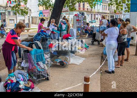 Frauen auf einem Nachbarschaftshof verkaufen einen Teil in Havanna, Kuba, Stockfoto