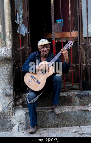 Solist singt und spielt seine Gitarre auf einer Straße in Havanna, Kuba. Stockfoto