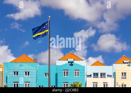 Flagge von Curacao winkt im Stadtzentrum von Willemstad, Curacao Stockfoto