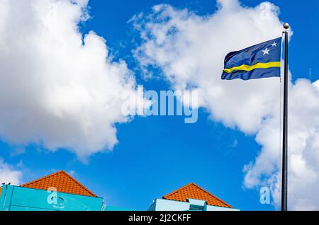 Flagge von Curacao winkt im Stadtzentrum von Willemstad, Curacao Stockfoto