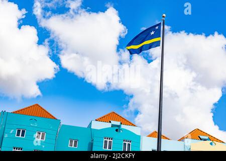 Flagge von Curacao winkt im Stadtzentrum von Willemstad, Curacao Stockfoto