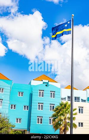 Flagge von Curacao winkt im Stadtzentrum von Willemstad, Curacao Stockfoto