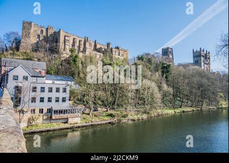 Farbenfrohe Szenen auf dem Fluss tragen sich in Durham, mit Blick auf die UNESCO-Weltkulturerbestätte Durham Castle und Türme der Kathedrale Stockfoto