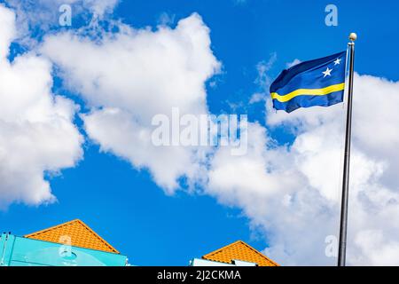 Flagge von Curacao winkt im Stadtzentrum von Willemstad, Curacao Stockfoto