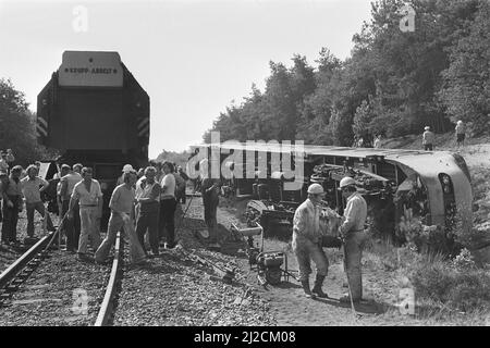 Kollisionszug bei Venray, Übersicht über den Schaden und die umgedrehte Lokomotive ca. 9. August 1976 Stockfoto