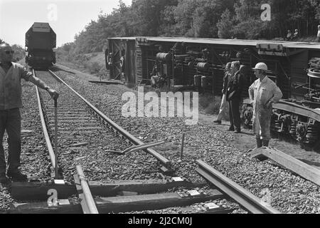 Kollisionszug bei Venray, Übersicht über den Schaden und die umgedrehte Lokomotive ca. 9. August 1976 Stockfoto