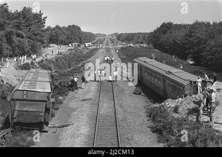 Kollisionszug bei Venray, Übersicht über den Schaden und die umgedrehte Lokomotive ca. 9. August 1976 Stockfoto