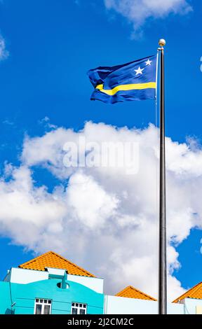 Flagge von Curacao winkt im Stadtzentrum von Willemstad, Curacao Stockfoto