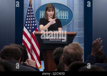 Washington, Usa. 31. März 2022. Kate Bedingfield, Kommunikationsdirektorin des Weißen Hauses, spricht am Donnerstag, den 31. März 2022, während einer Pressekonferenz im James Brady Press Briefing Room des Weißen Hauses in Washington, DC. Biden kündigte die Absicht an, eine Million Barrel Öl pro Tag aus der Strategic Petroleum Reserve freizugeben, bis zu 180 Millionen Barrel, um den steigenden Energiepreisen entgegenzuwirken, die er teilweise der russischen Invasion in der Ukraine zuschrieb. Foto von Michael Reynolds/UPI Credit: UPI/Alamy Live News Stockfoto