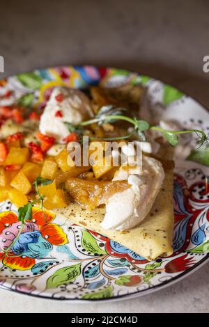 Fruchtfüllung in einen Pfannkuchen auf einem schönen Teller gewickelt. Stockfoto