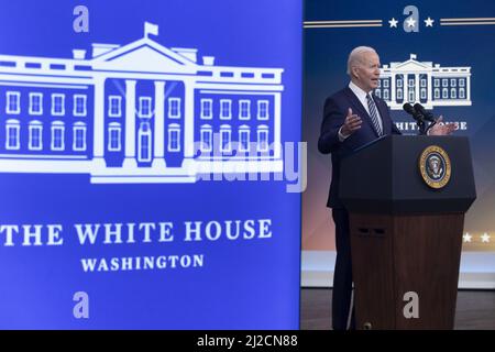 Washington, Usa. 31. März 2022. US-Präsident Joe Biden hält am Donnerstag, den 31. März 2022, im Gebäude des Eisenhower Executive Office im Komplex des Weißen Hauses in Washington, DC, Bemerkungen zu den Gaspreisen. Biden gab eine historische Freigabe der Ölreserven von bis zu 180 Millionen Barrel bekannt. Biden nannte Putin und die russische Invasion in der Ukraine als Ursache für steigende Ölpreise. Foto von Michael Reynolds/UPI Credit: UPI/Alamy Live News Stockfoto