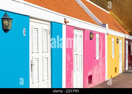 Reihe von bunten Häusern in Willemstad, Curacao Stockfoto