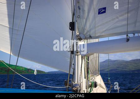 Jagd auf einer Yacht auf dem Sound of Mull, Western Isles, Schottland, Großbritannien Stockfoto