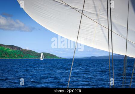 Segeln entlang des Sound of Mull Stockfoto